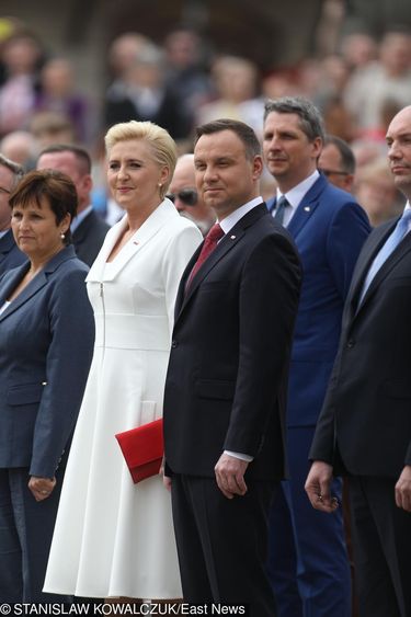 Obchody Dnia Flagi Rzeczypospolitej Polskiej. Agata Duda w biało-czerwonej stylizacji