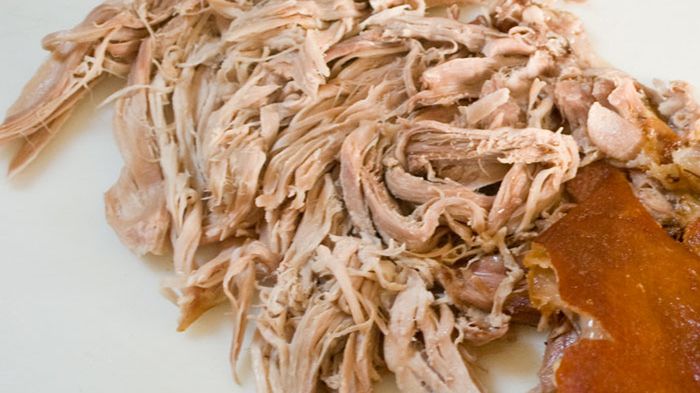 Duszona łopatka wieprzowa z kością (mięso i tłuszcz)