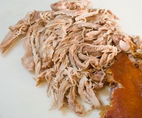 Duszona łopatka wieprzowa z kością (mięso i tłuszcz)