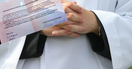 Oburzające oczekiwania księdza. Każe podpisać pewien dokument