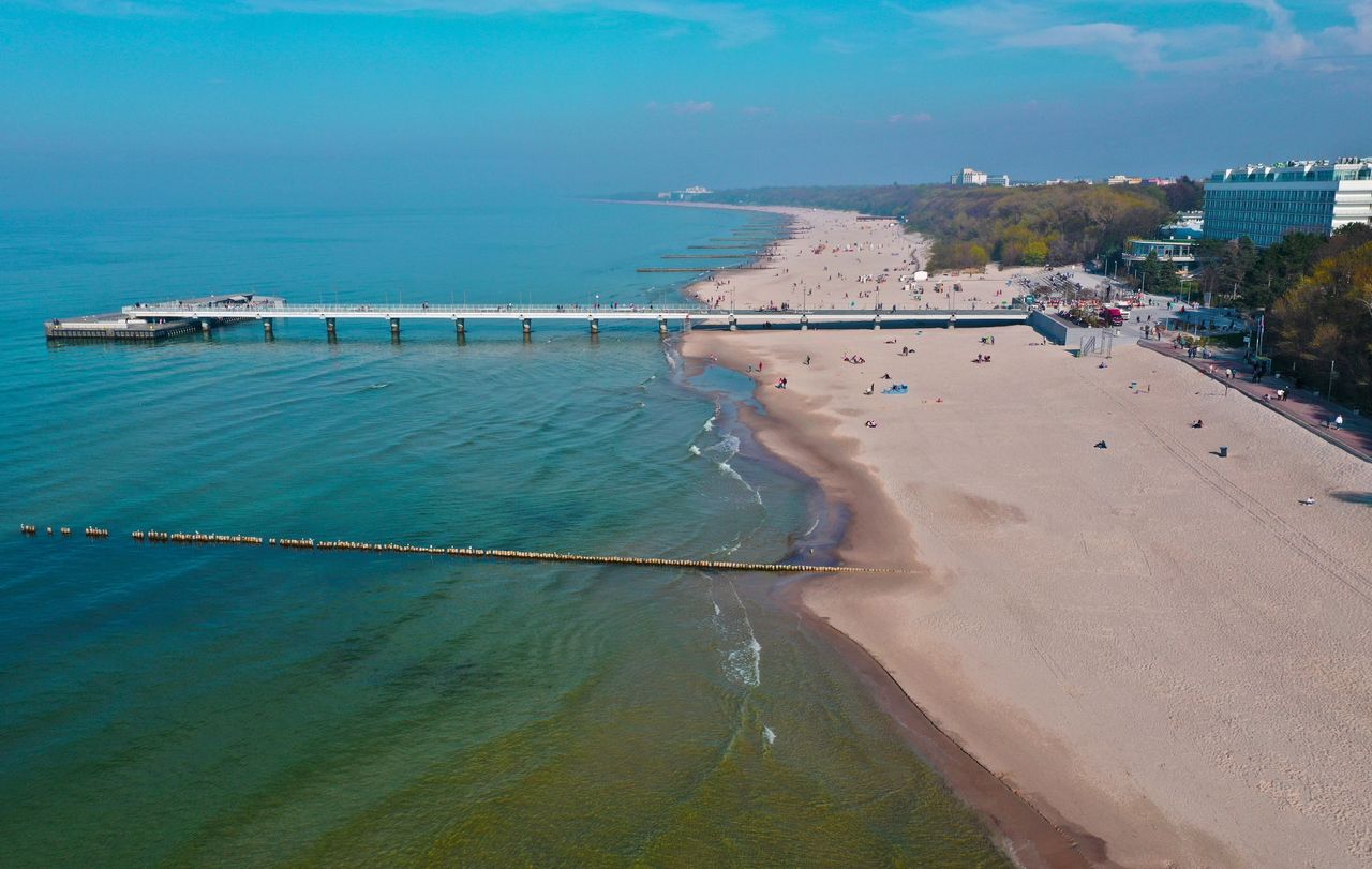 Kołobrzeg. Terenowy samochód wjechał do morza