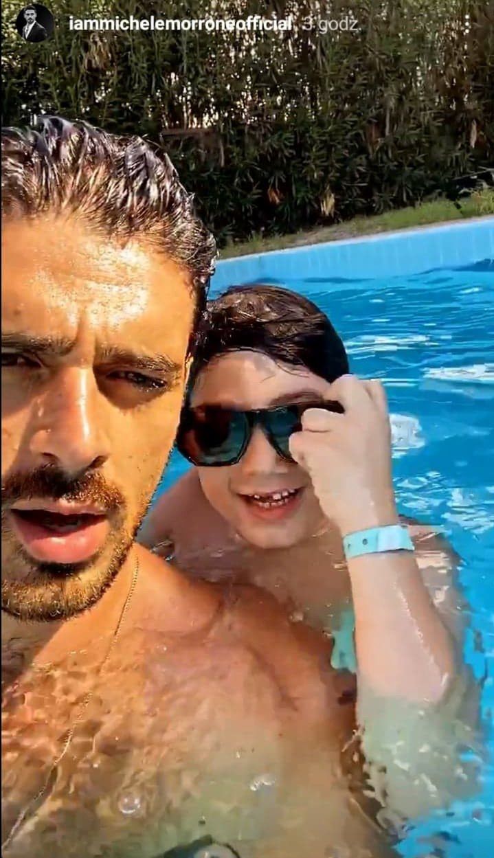 Michele Morrone bawi się z synem w basenie