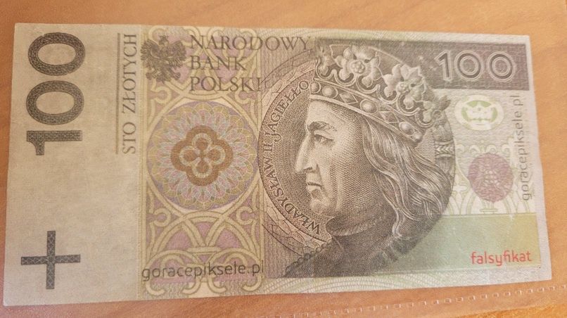 Zapłacił fałszywkami z gry. Grozi mu 8 lat więzienia