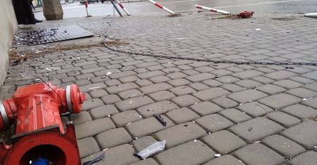 Łęczna: Było za ślisko. Staranował barierki, hydrant i wjechał w kamienicę