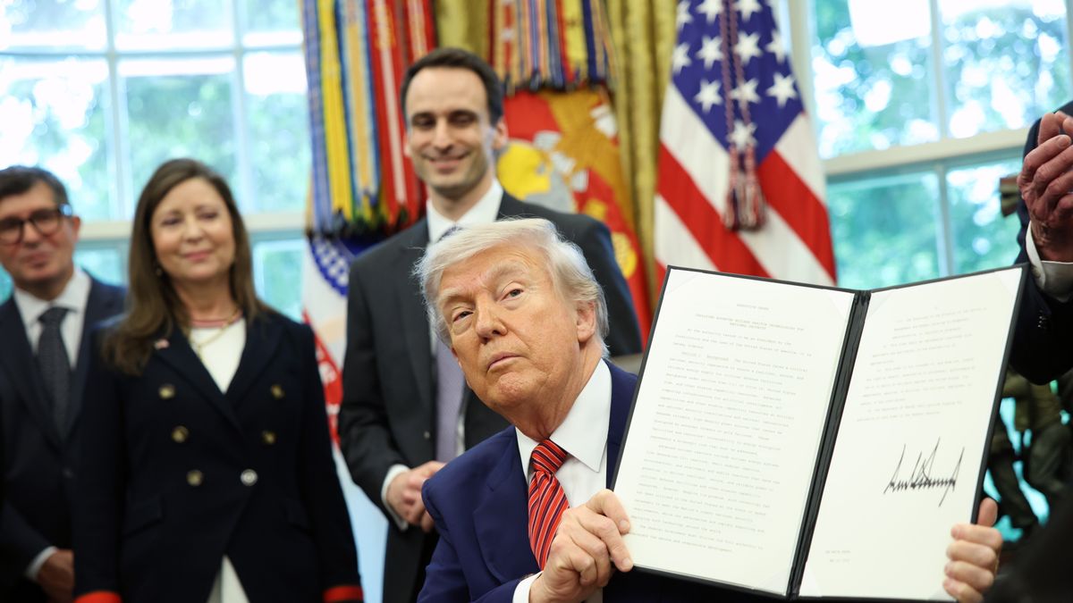 US President Donald Trump holds up an executive order on nuclear energy in the Oval Office of the White House, Washington, D.C., USA, 23 May 2025. He signed a total of five executive orders aimed at easing restrictions and expanding the nuclear energy industry. EPA/SAMUEL CORUM / POOL Dostawca: PAP/EPA.