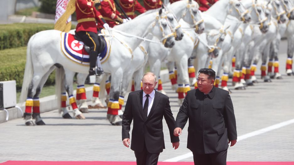 Władimir Putin i Kim Dzong Un podczas parady w Pjongjang