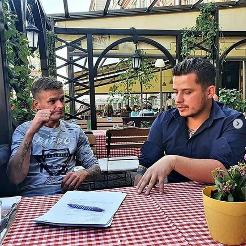 Bracia Collins komentują artykuł o Tomaszu Komendzie i zapowiadają pozew
