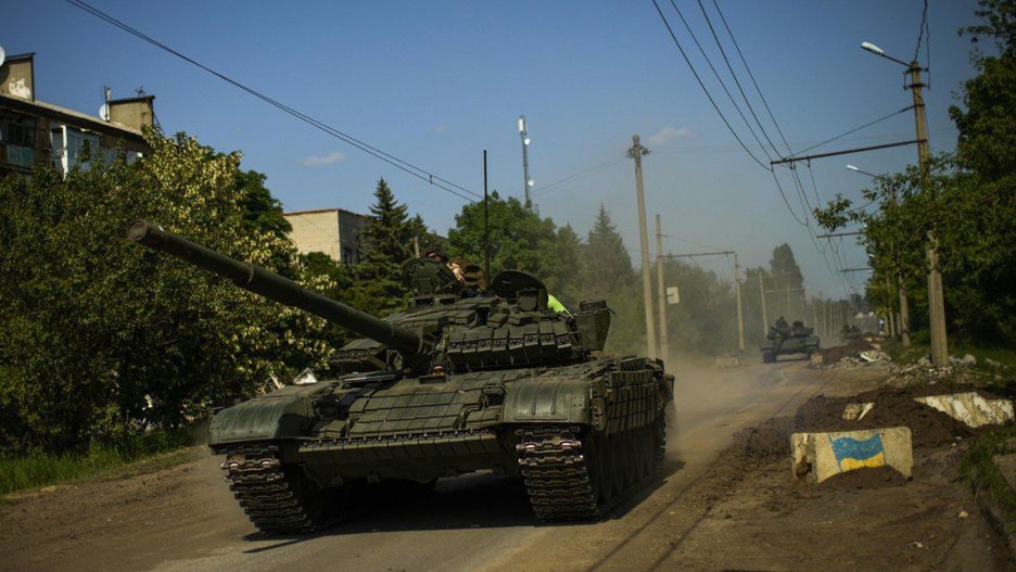 Oddany przez Polskę T-72M1R z dołożonymi przez Ukraińców kostkami pancerza ERA.