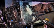 Audi przejechało 150 metrów w rowie, po czym rozbiło się na drzewie