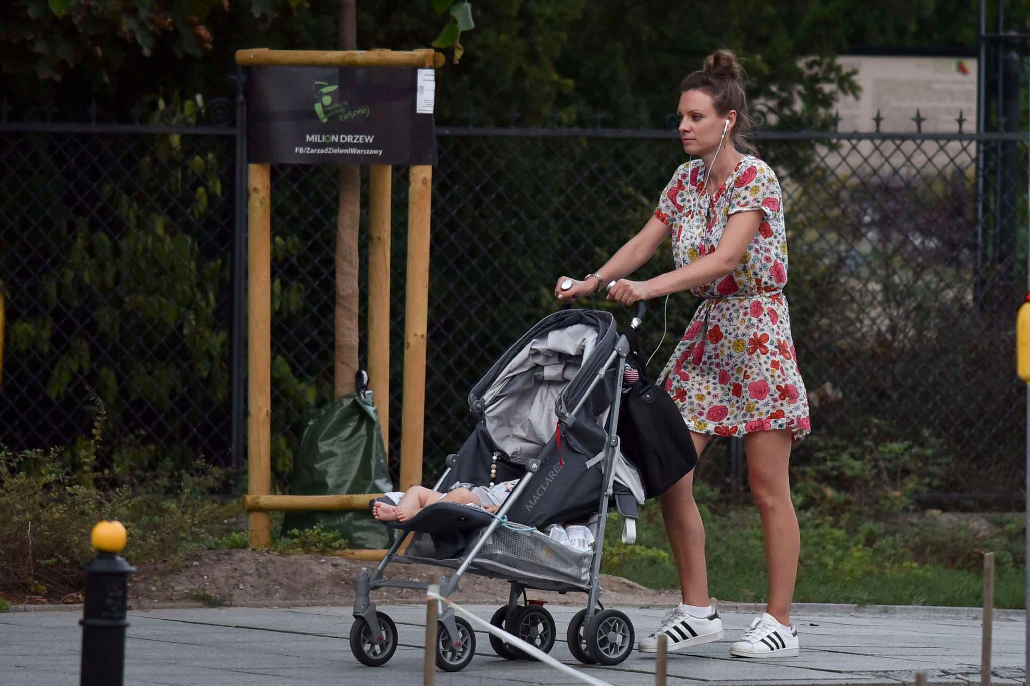 Magdalena Boczarska z synem na spacerze