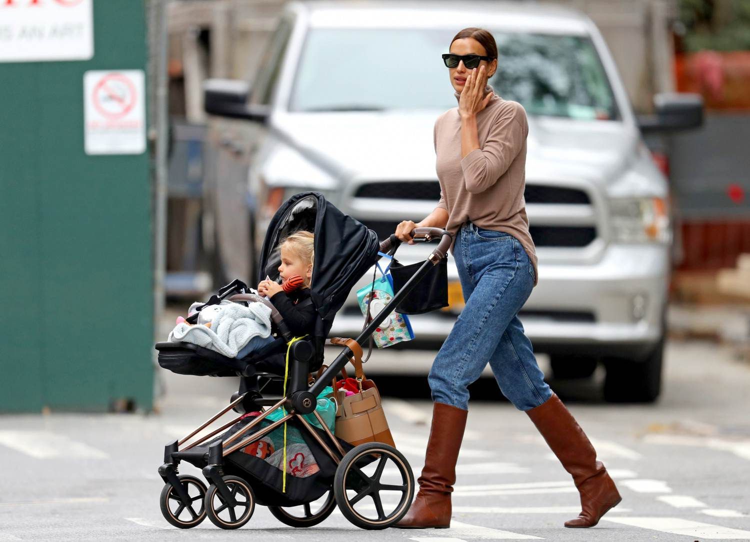 Irina Shayk z córką na spacerze