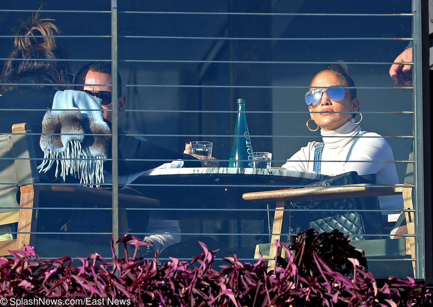 Jennifer Lopez w białym golfie w kawiarni