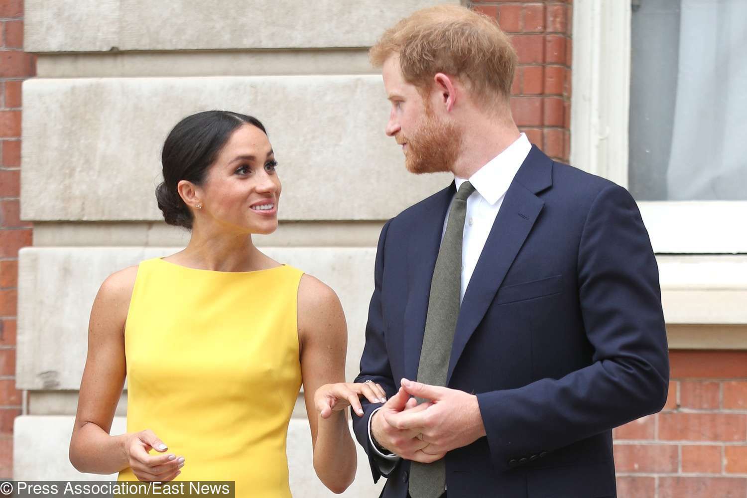 Meghan Markle w żółtej sukni od projektanta Lady Gagi