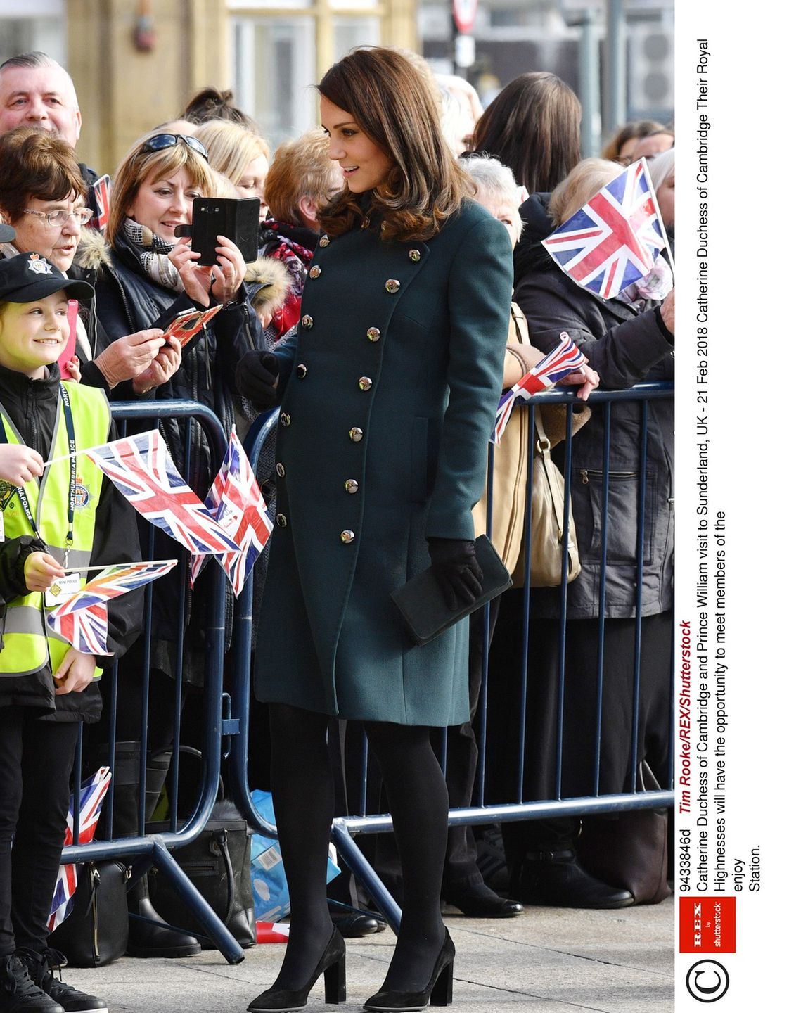 Księżna Kate w ciąży w zielonym płaszczu Dolce&Gabbana z wizytą w Sunderland