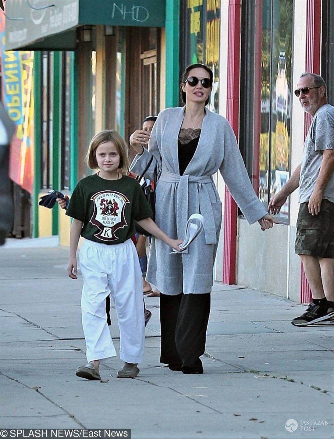 Angelina Jolie odprowadza Vivienne Jolie-Pitt na zajęcia z karate