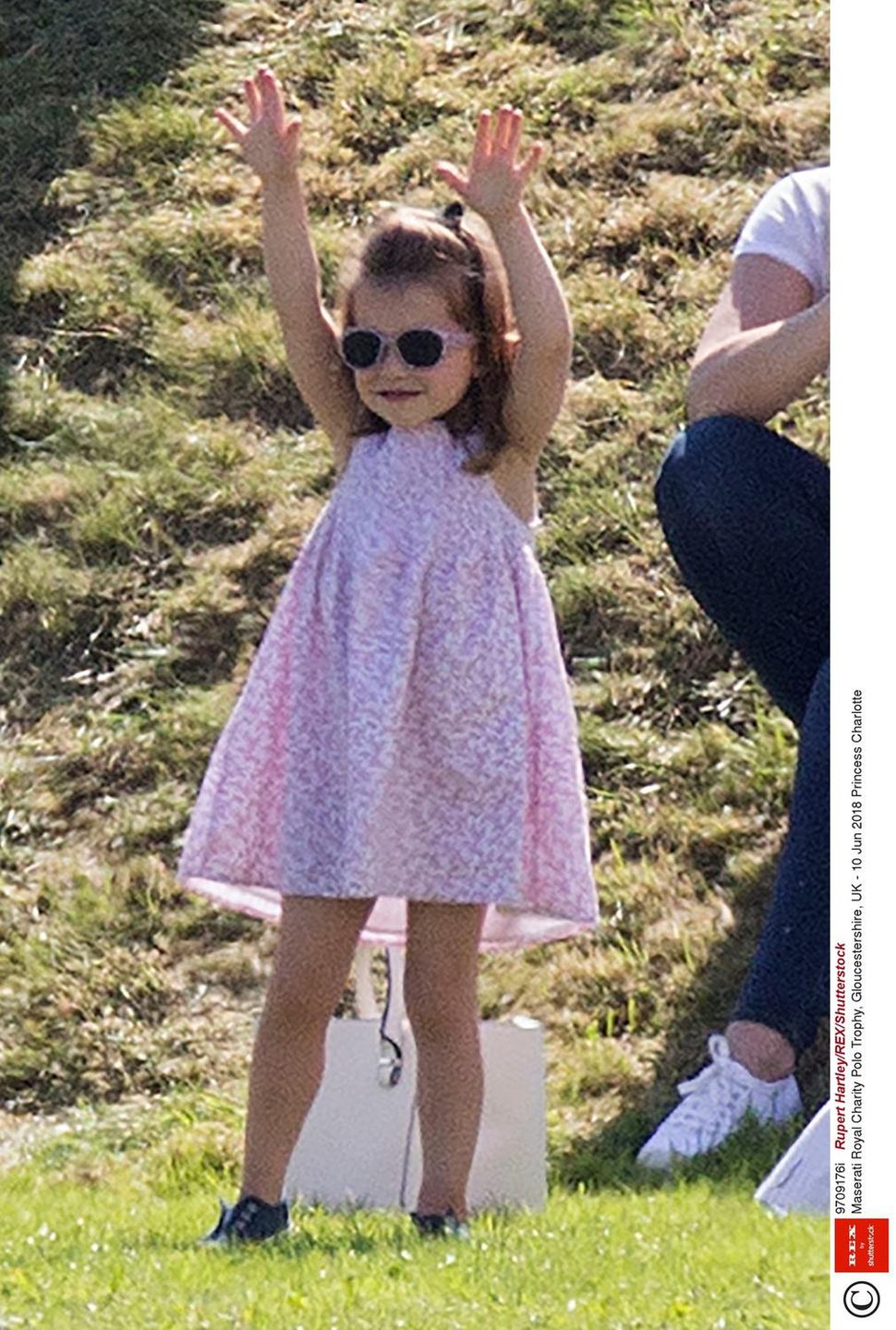 Księżniczka Charlotte w okularach
