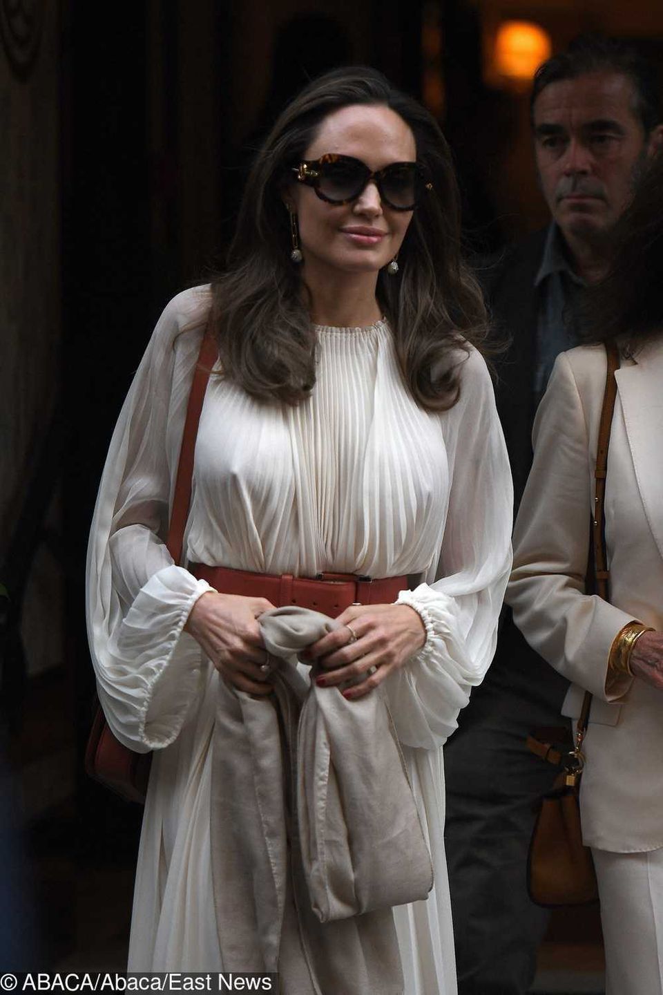 Angelina Jolie bez stanika na ulicach Paryża po sesji zdjęciowej
