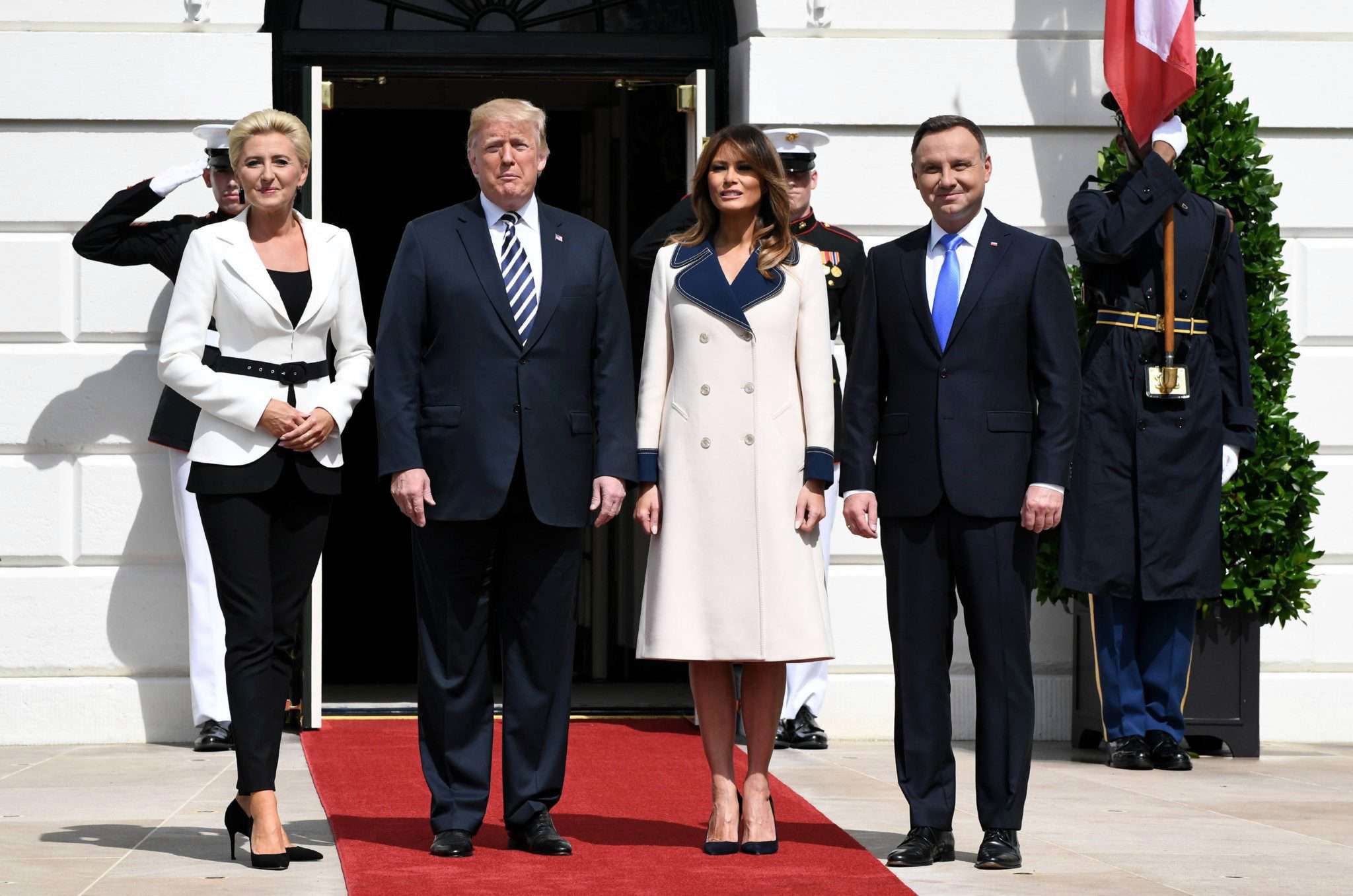 Agata Duda w białej marynarce na spotkaniu z Melanią Trump