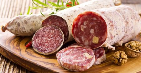 Piwna kiełbasa salami z wieprzowiną