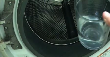 Wyczyść pleśń w pralce. Prosty sposób