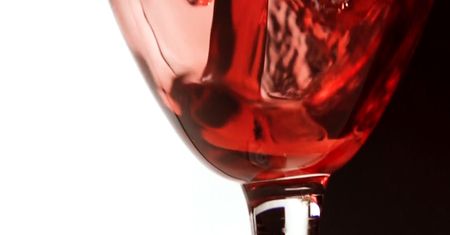 Czerwone wino nie pomaga w walce z trądzikiem