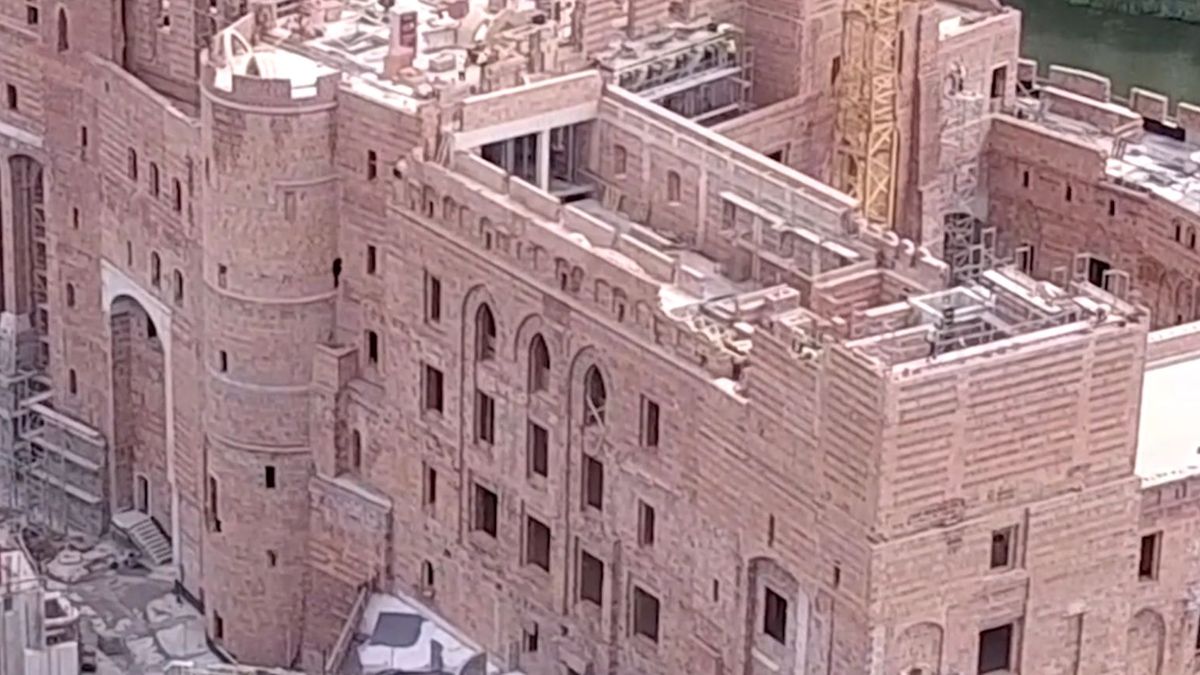 Tak wygląda fragment elewacji budowanego w Puszczy Noteckiej "zamku"