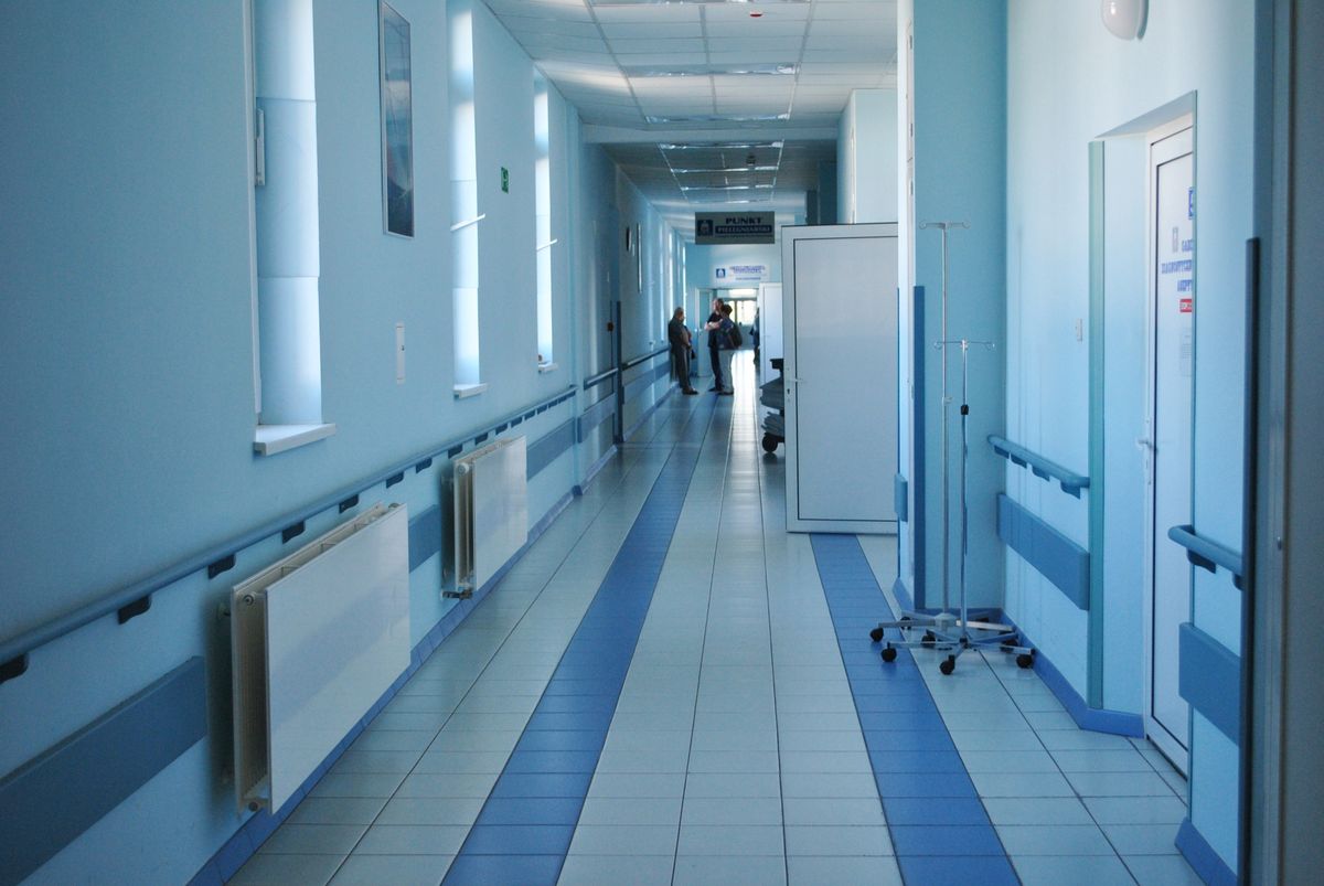 szpitalny korytarz, zdjęcie ilustracyjne
