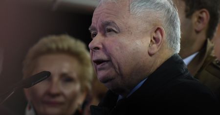 Jarosław Kaczyński był w domu podczas Strajku Kobiet? Świeca w oknie