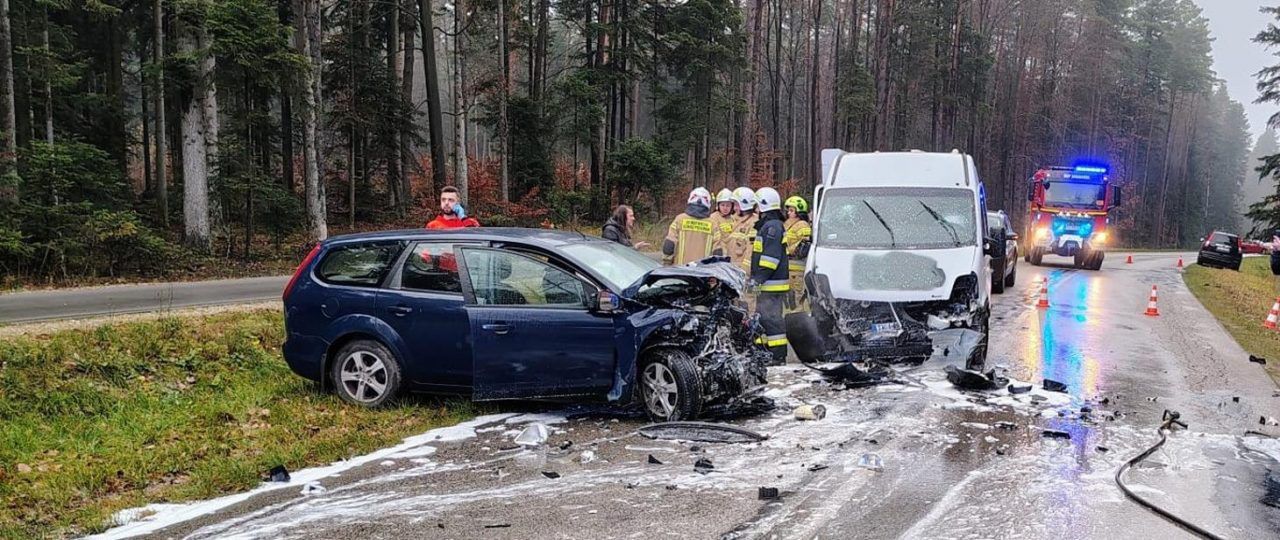 Siodła: Pięć osób rannych po zderzeniu busa z samochodem osobowym
