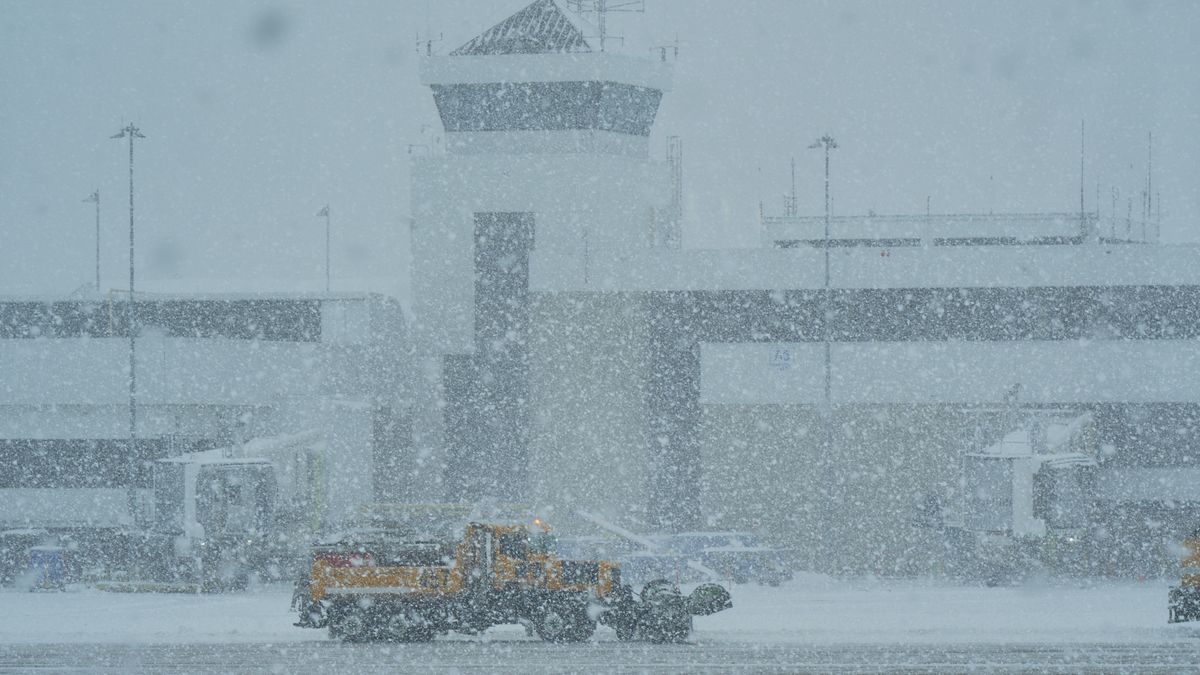 Opady śniegi paraliżują lotnisko — zdjęcie ilustracyjne