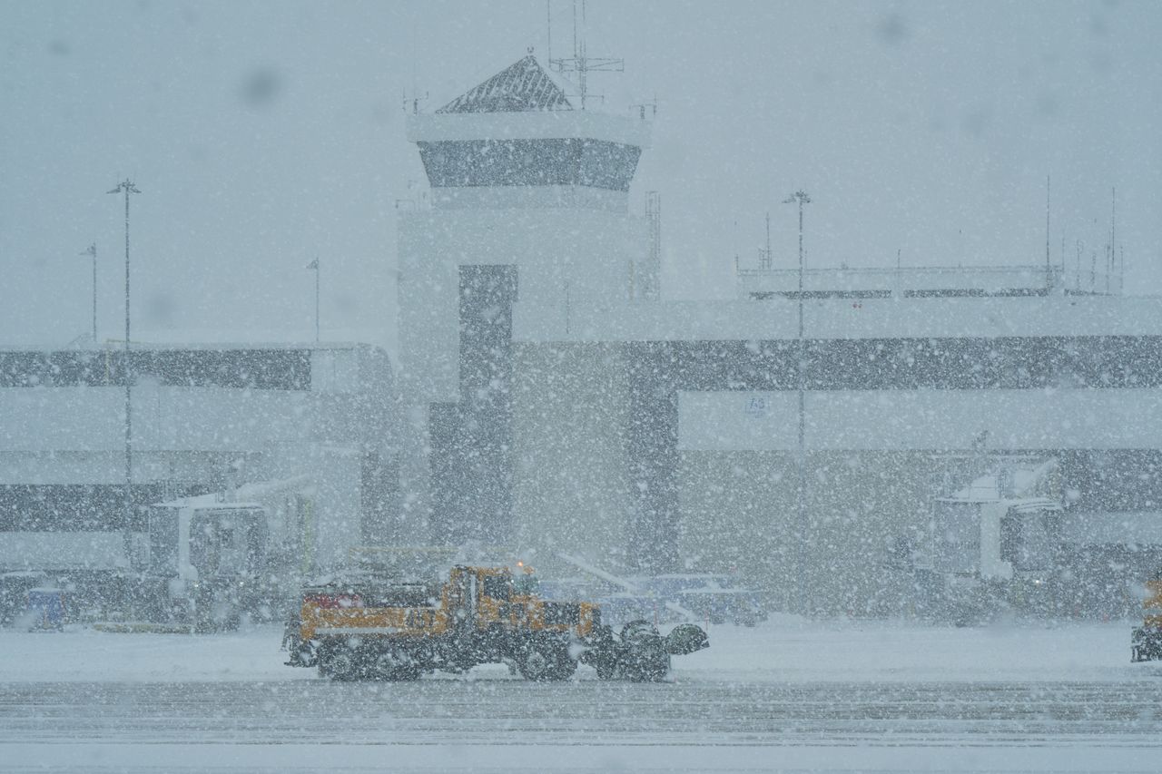 Wiedeńskie lotnisko czasowo wstrzymało loty. Pogoda paraliżuje ruch