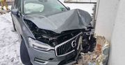 Gostyń: Kierujący Volvo wypadł z drogo i z impetem uderzył w hotel
