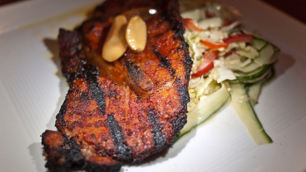 Pieczona łopatka wieprzowa z kością (mięso i tłuszcz)