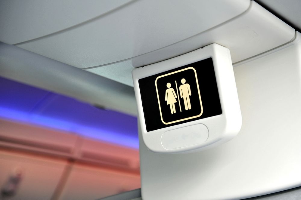 Jak działają toalety w samolotach?