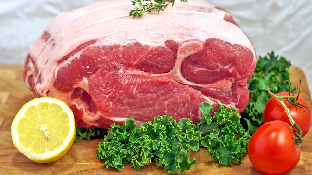 Surowa łopatka wieprzowa z kością (samo mięso)