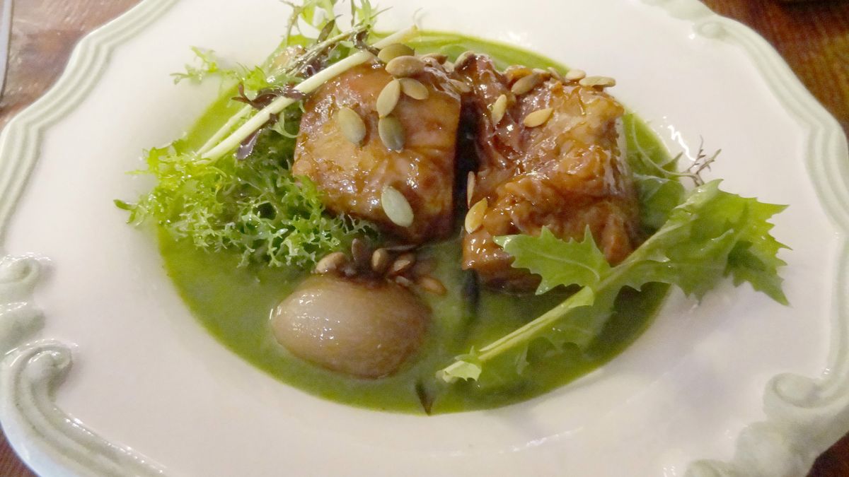 Duszona łopatka wieprzowa z kością (samo mięso)