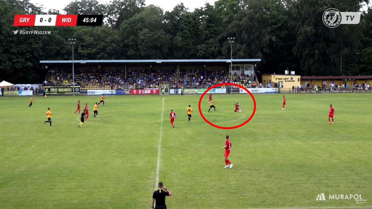 Moment straty piłki przez Radwańskiego w meczu Gryf Wejherowo - Widzew Łódź