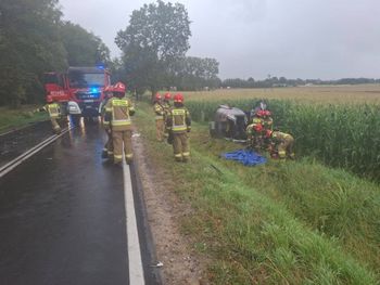 Niestum: Czołowe zderzenie ciężarówki z osobówką. Pojazdy wpadły do rowu. Kierowca zakleszczony