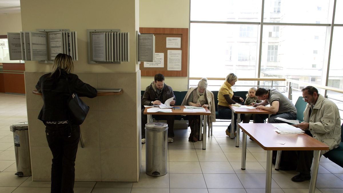 Podatnicy wype�niaj� zeznania
Adam War�awa
skarb�wka, Urz�d Skarbowy, dzie� otwarty, PIT, rozliczenie, roczne, podatek, urz�dnik, petent, fiskus, pieni�dze, finanse, podatki, zeznanie, zeznania, podatkowe, urz�dnicy, praca, przyjmowanie, zezna�, podatnik, podatnicy, ludzie, kobieta, st�, stolik, d�ugopis, pisanie