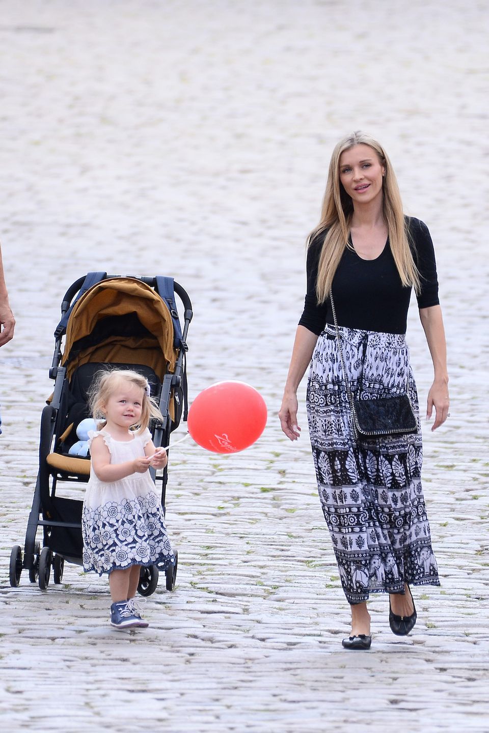 !!! ZDJECIA PAPARAZZI !!! BRAK ZGODY OSOBY FOTOGRAFOWANEJ NA PUBLIKACJE WIZERUNKU !!! 

[2021-07-20] WARSZAWA, POLSKA

Joanna Krupa z mezem dzieckiem i siostra na starowce

n/z Joanna Krupa