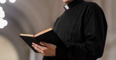 Ile Polacy dają księżom po kolędzie? Taka kwota najczęściej trafia do kopert
