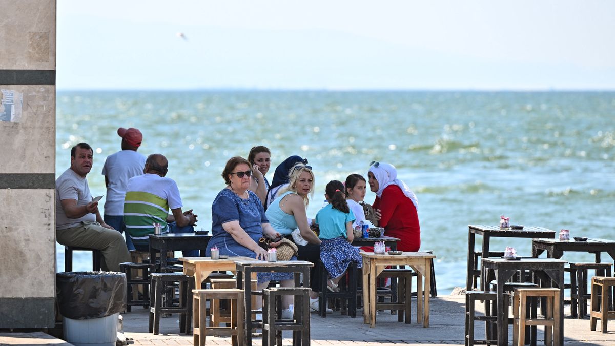 Scorching heat in Turkiye's Aegean Coast
IZMIR, TURKIYE - AUGUST 03: People sit by the sea at Konak Square on a calm day due to the scorching heat as temperatures reach 38 degrees Celcius in Izmir, Turkiye on August 03, 2023. (Photo by Mahmut Serdar Alakus/Anadolu Agency via Getty Images)
Anadolu
aegean, cooling off, heat waves, high, hot, konak, konak square, mediterranean, summer heat, temperatures, turkiye
