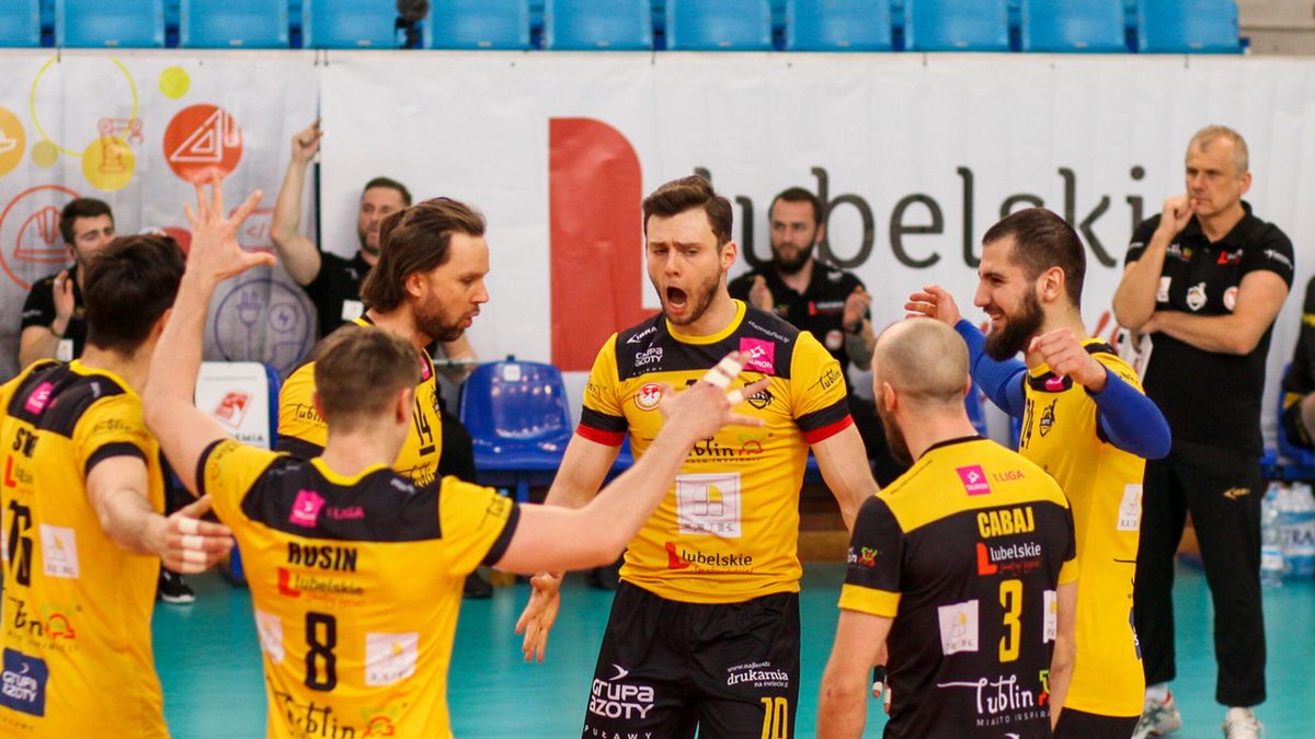 Jugadores de voleibol LUK de la Universidad de Tecnología