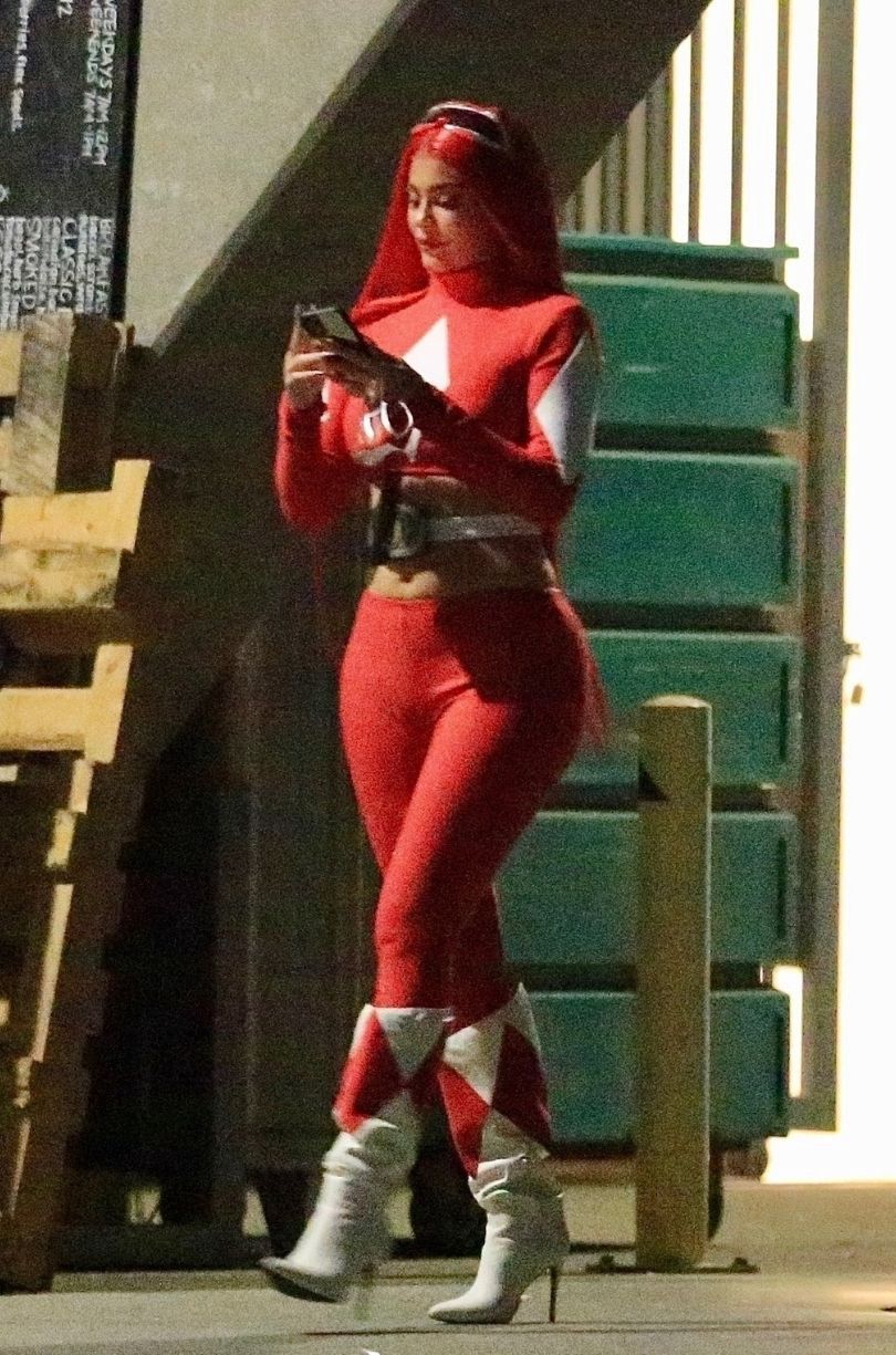 Kylie Jenner paraduje po Beverly Hills w stroju Czerwonego Rangera