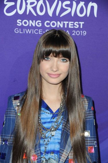 Viki Gabor w niebieskiej stylizacji. Podpisanie umowy na organizację Konkursu Eurowizji Junior 2019