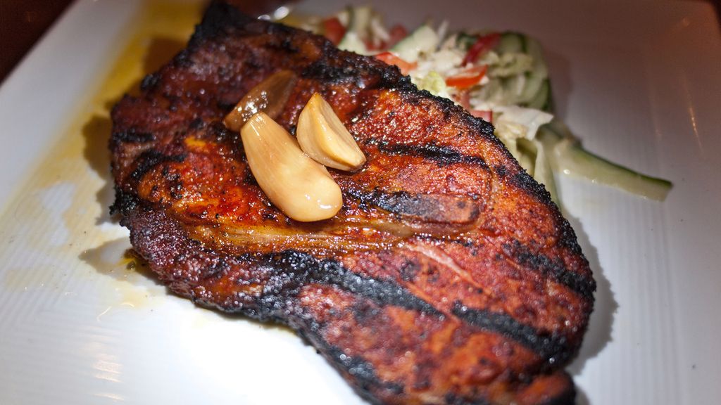 Pieczona łopatka wieprzowa z kością (samo mięso)