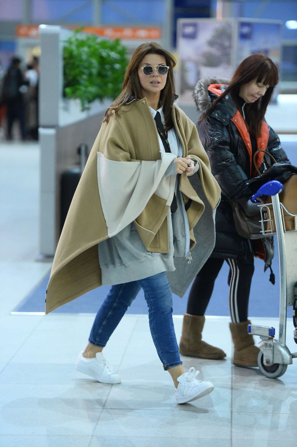 Edyta Górniak ze stylistką w drodze na odprawę przed wylotem