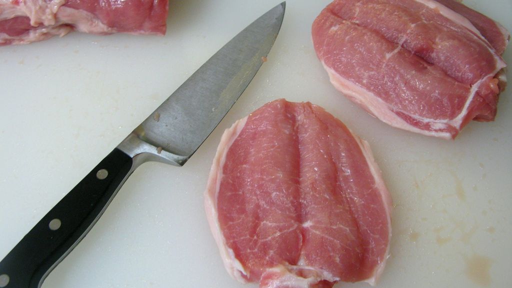 Surowa polędwica wieprzowa z kością (mięso i tłuszcz)