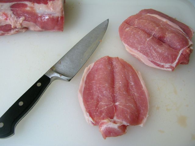 Surowa polędwica wieprzowa z kością (mięso i tłuszcz)