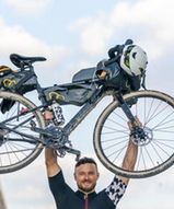 Ze stolicy do Paryża rowerem. Jarosław "pashaBiceps" Jarząbkowski z wielkim wyczynem!